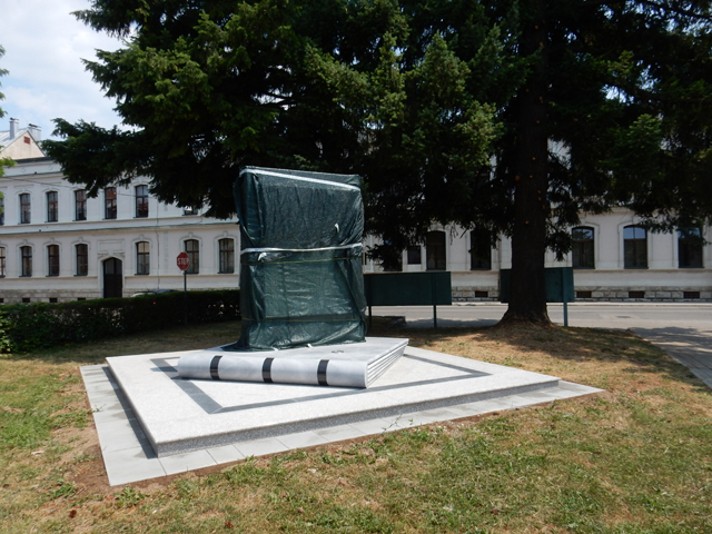 Spomenik jezikoslovcima je danas zamotan crnom plastikom                                                                                                                                                                                                  